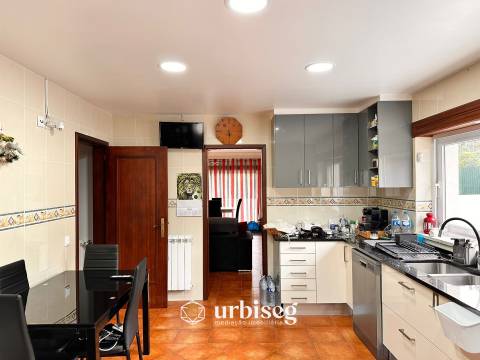 Moradia T4 com Piscina e Imenso Espaço a 5 Minutos do Centro