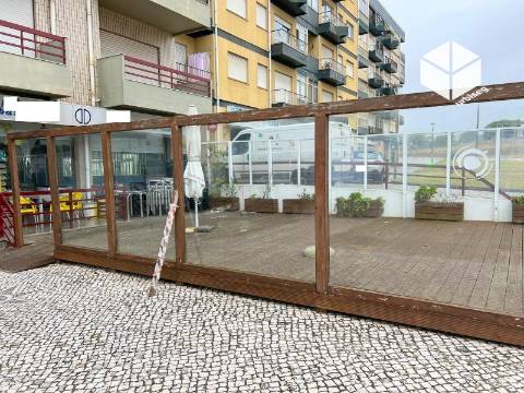 Venda de Comércio em Buarcos | Espaço Comercial com Esplanada e Vista Mar | Urbiseg Imobiliária