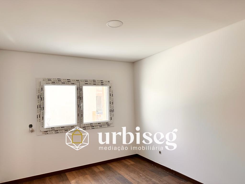 Apartamento T3 Novo com Terraço de 138m² | A 500m da Praia na Gala