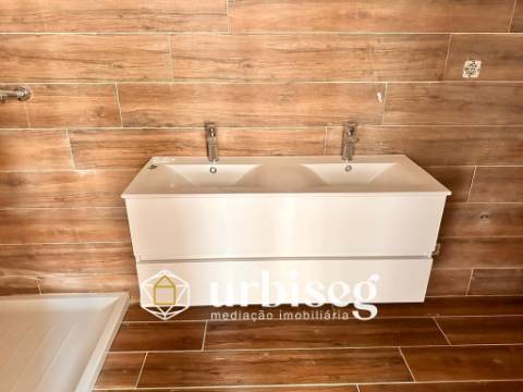 Apartamento T3 Novo com Terraço de 138m² | A 500m da Praia na Gala