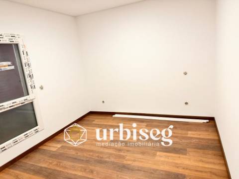 Apartamento T3 Novo com Terraço de 138m² | A 500m da Praia na Gala
