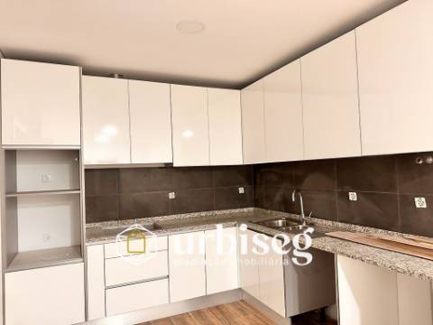 Apartamento T3 Novo com Terraço de 138m² | A 500m da Praia na Gala