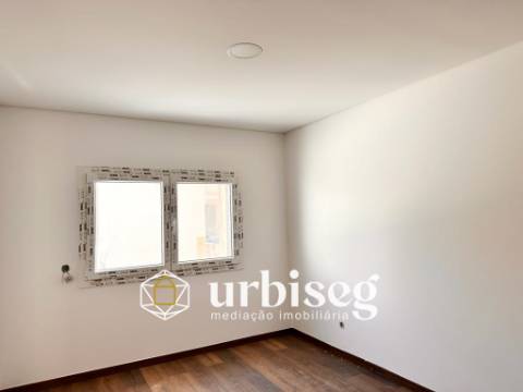 Apartamento T3 Novo na Gala | Garagem Box e Vista Rio e Mar