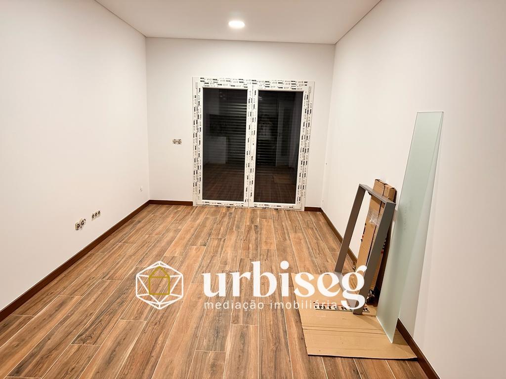 Apartamento T3 Novo na Gala | Garagem Box e Vista Rio e Mar