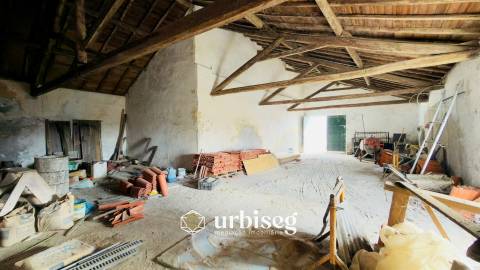 Propriedade com 757 m² para Reconversão entre Campo e Mar – Próximo da Figueira da Foz