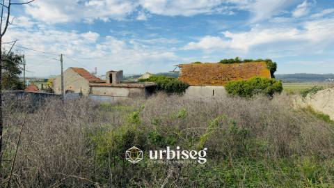 Propriedade com 757 m² para Reconversão entre Campo e Mar – Próximo da Figueira da Foz