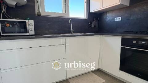 MORADIA REABILITADA COM 415M² | TERRAÇO | POTENCIAL COMERCIAL | ALQUEIDÃO – FIGUEIRA DA FOZ
