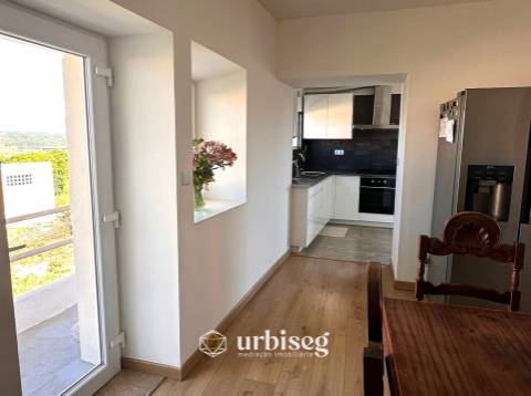 MORADIA REABILITADA COM 415M² | TERRAÇO | POTENCIAL COMERCIAL | ALQUEIDÃO – FIGUEIRA DA FOZ