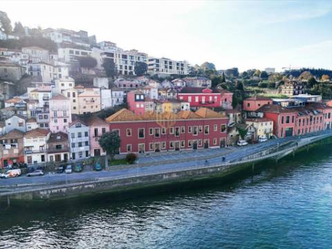 T1 com vistas para o rio e varanda em Vila Nova de Gaia