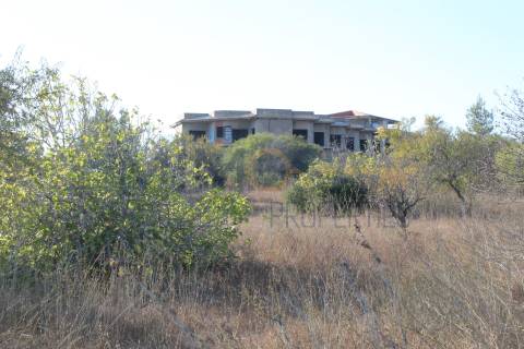 Fantástico terreno com início de construção hoteleira