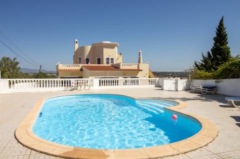 Quinta T4 com Piscina e Frutal perto de Lagoa