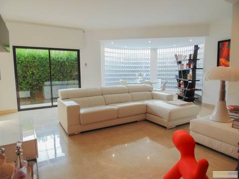 Moradia T4 com piscina, jardim e a garagem no Centro de Lagos