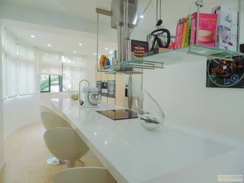 Moradia T4 com piscina, jardim e a garagem no Centro de Lagos