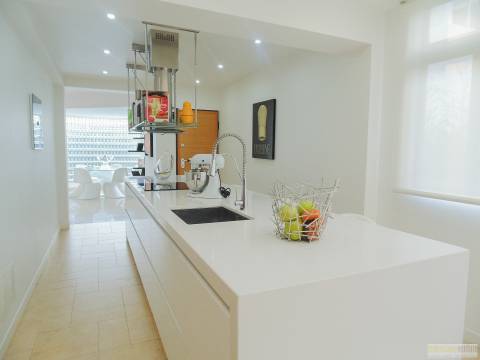 Moradia T4 com piscina, jardim e a garagem no Centro de Lagos
