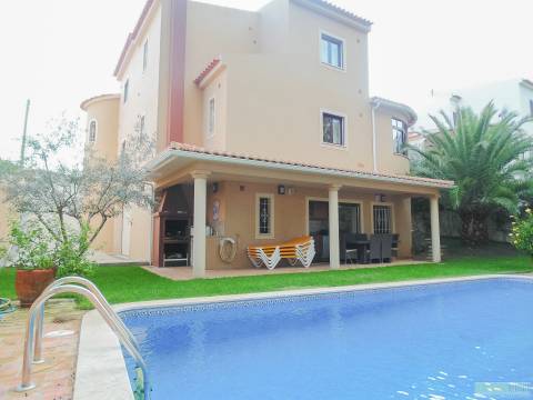 Moradia T4 com piscina, jardim e a garagem no Centro de Lagos