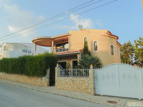 Moradia T4 com piscina, jardim e a garagem no Centro de Lagos