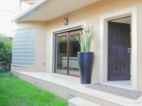 Moradia T4 com piscina, jardim e a garagem no Centro de Lagos