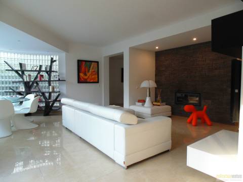 Moradia T4 com piscina, jardim e a garagem no Centro de Lagos