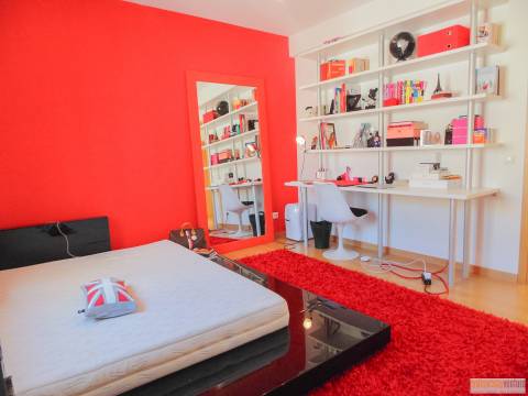 Moradia T4 com piscina, jardim e a garagem no Centro de Lagos