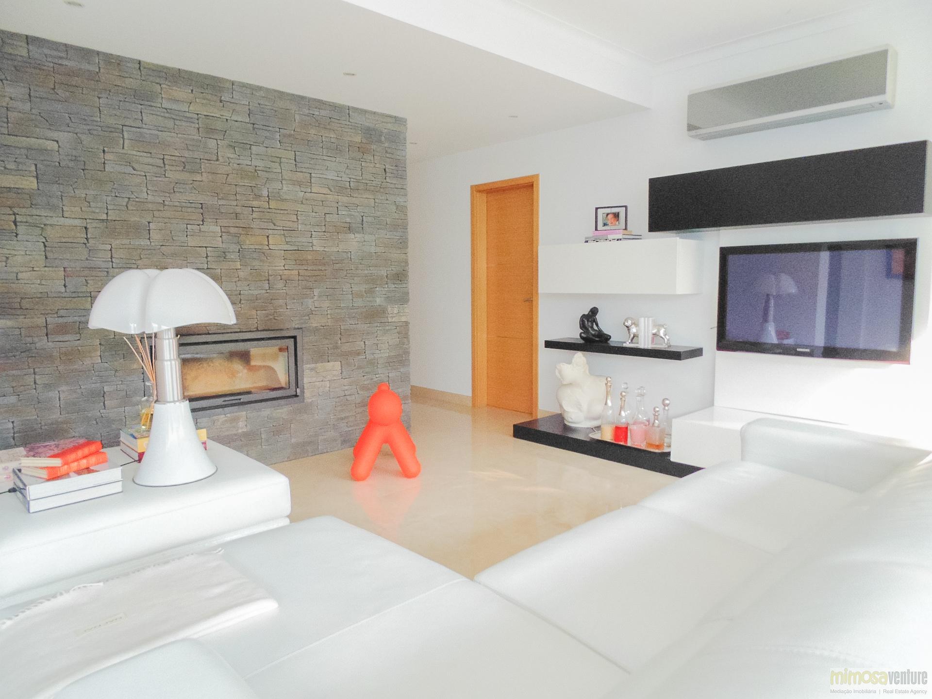 Moradia T4 com piscina, jardim e a garagem no Centro de Lagos