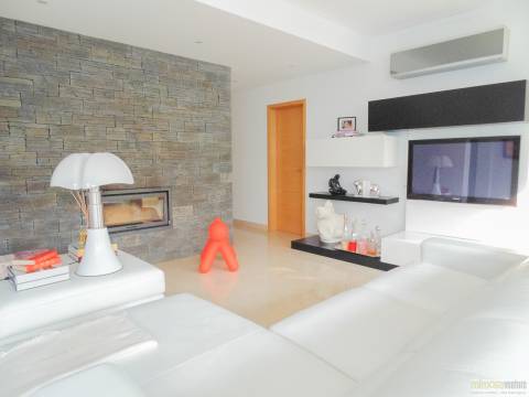 Moradia T4 com piscina, jardim e a garagem no Centro de Lagos