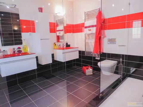 Moradia T4 com piscina, jardim e a garagem no Centro de Lagos