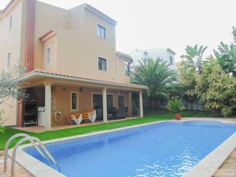 Moradia T4 com piscina, jardim e a garagem no Centro de Lagos