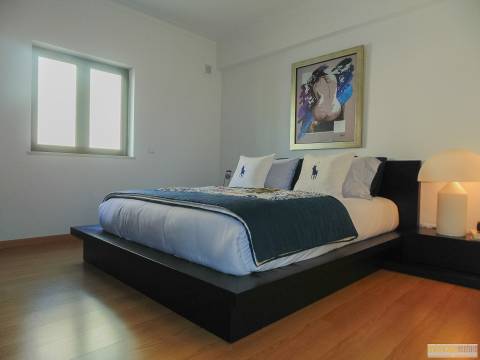 Moradia T4 com piscina, jardim e a garagem no Centro de Lagos