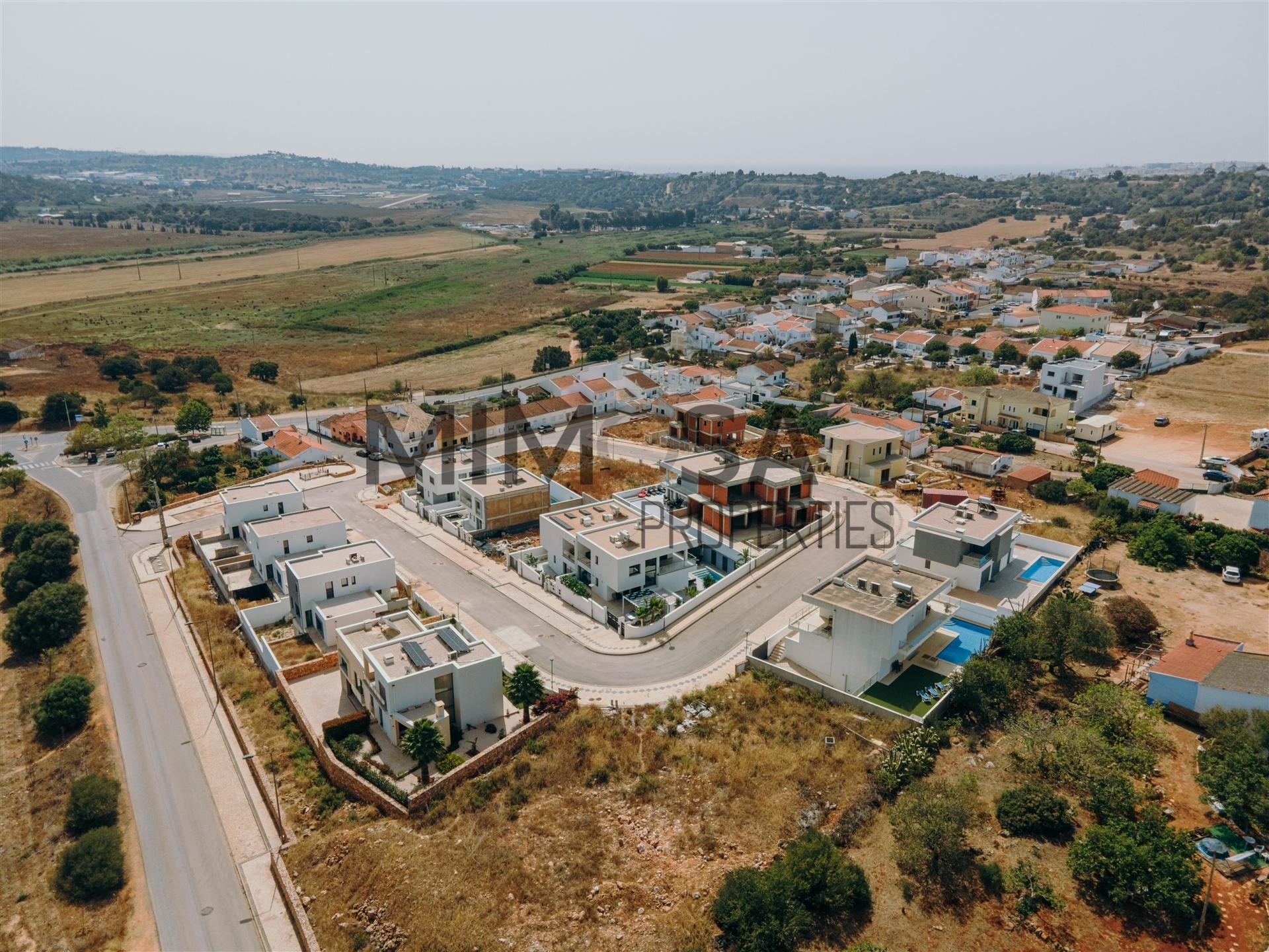 Moradia Geminada T4 em construção, a poucos minutos de Lagos