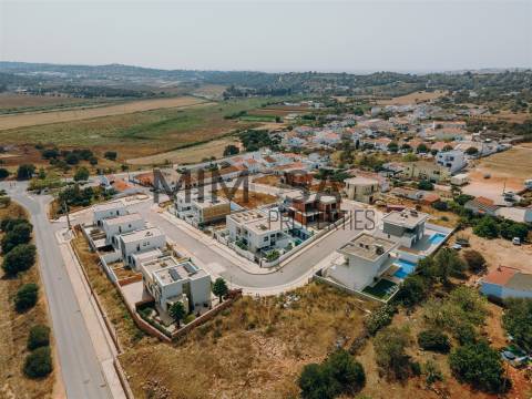 Moradia Geminada T4 em construção, a poucos minutos de Lagos
