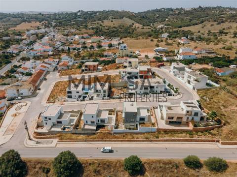 Moradia Geminada T4 em construção, a poucos minutos de Lagos