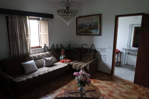Casa com amplo terreno oportunidade de investimento perto de Lagos
