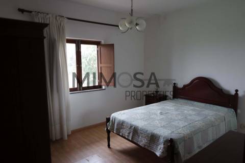 Casa com amplo terreno oportunidade de investimento perto de Lagos