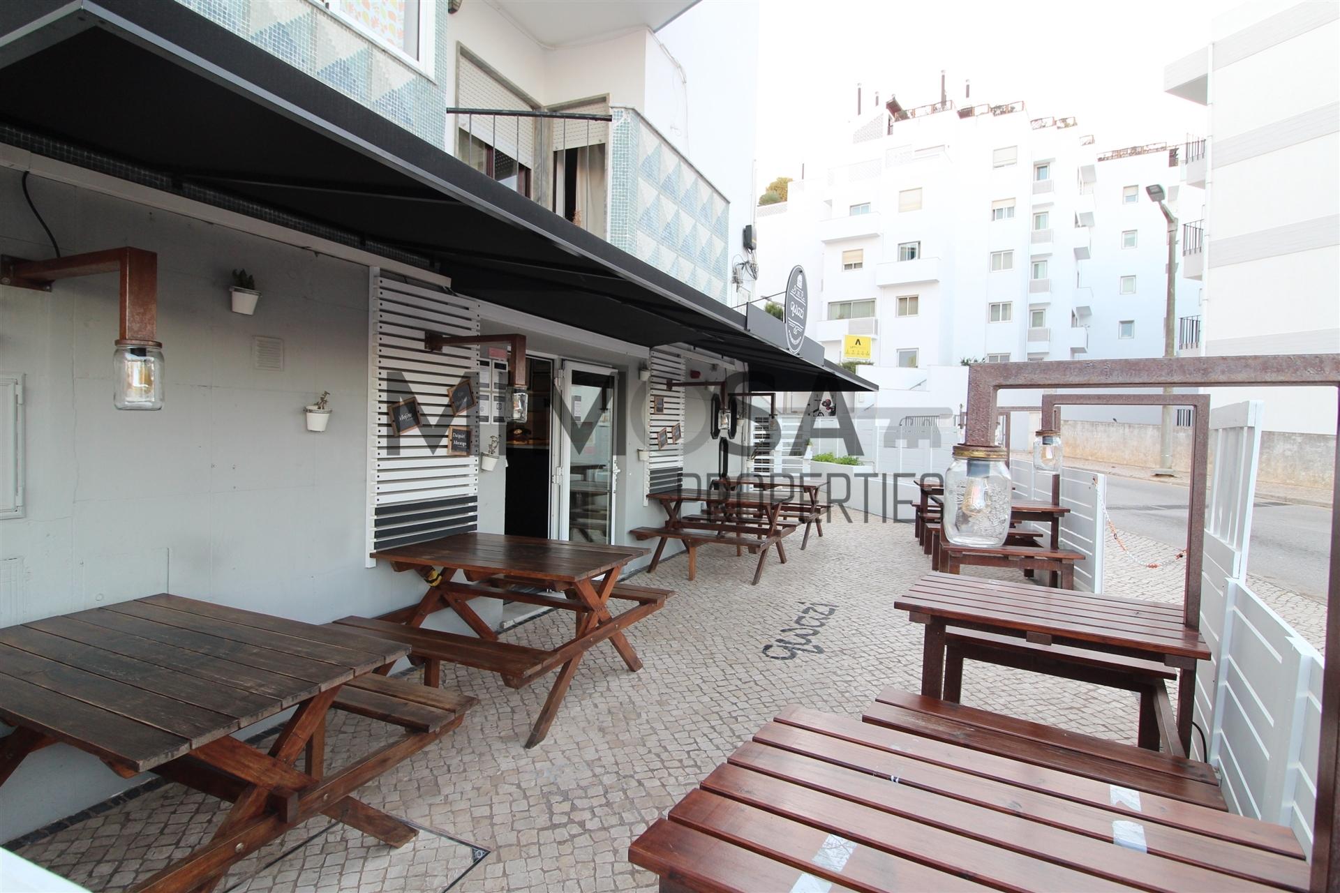 (2 licenças) Loja/Restaurante perto da praia Dona Ana, Lagos