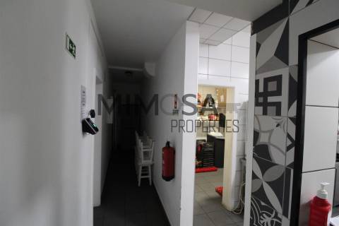 (2 licenças) Loja/Restaurante perto da praia Dona Ana, Lagos