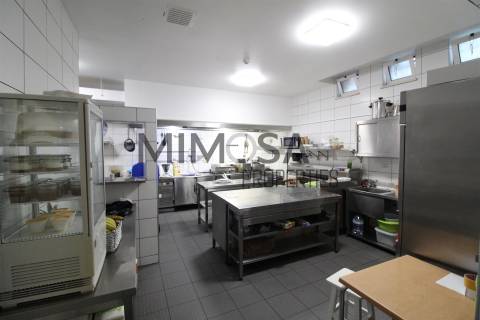 (2 licenças) Loja/Restaurante perto da praia Dona Ana, Lagos