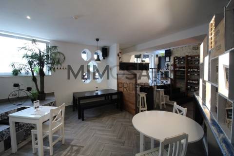 (2 licenças) Loja/Restaurante perto da praia Dona Ana, Lagos