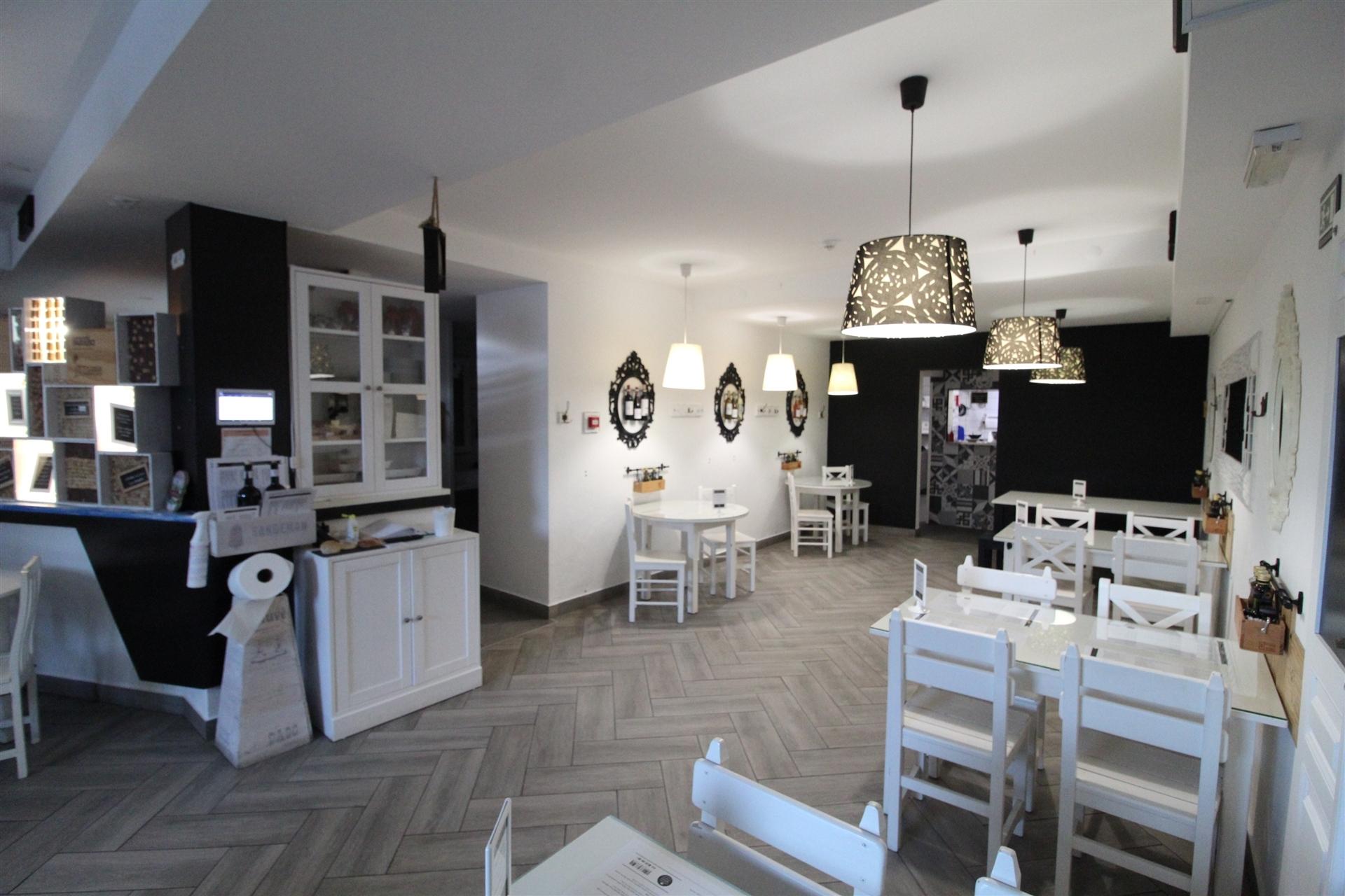(2 licenças) Loja/Restaurante perto da praia Dona Ana, Lagos