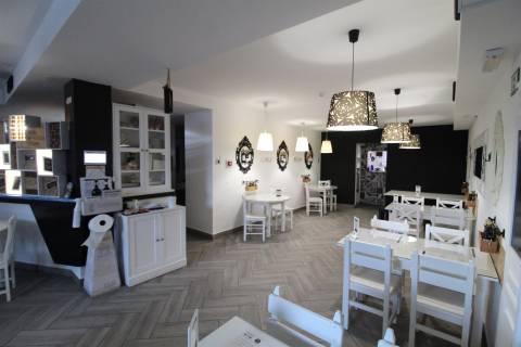 (2 licenças) Loja/Restaurante perto da praia Dona Ana, Lagos