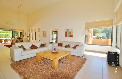 Moradia contemporânea T5 com piscina em lote de 0.5 ha - Lagos