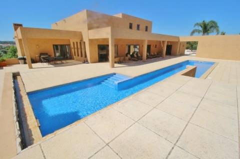 Moradia contemporânea T5 com piscina em lote de 0.5 ha - Lagos