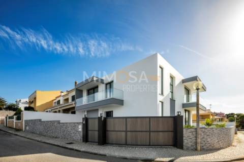 Moradia T3+1 com Piscina em Ferragudo, Algarve - Próxima ao Golfe