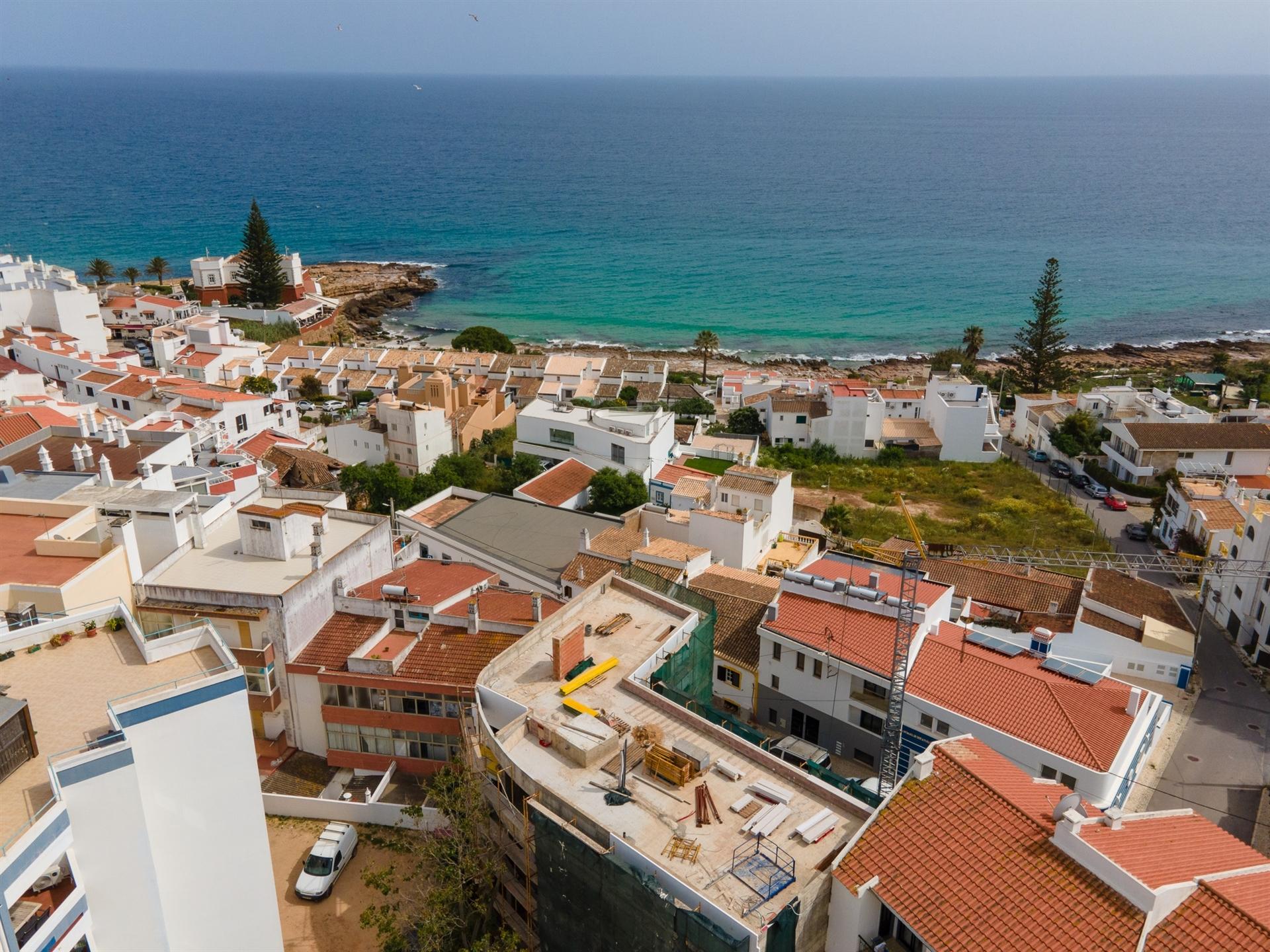 Edifício de 6 T1 com Piscina na Praia da Luz