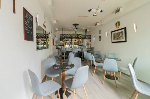 Oportunidade de Negócio – Bar em Funcionamento na Praia da Luz