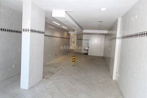 Loja de 74 m2 com Garagem - INVESTIMENTO ELEGANTE EM LAGOS