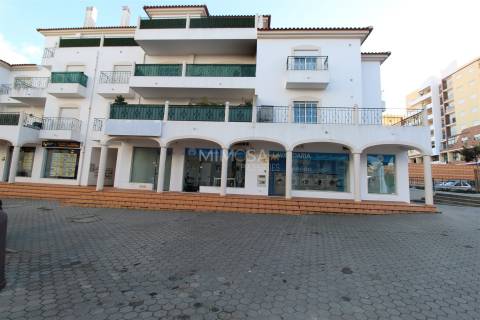 Loja de 74 m2 com Garagem - INVESTIMENTO ELEGANTE EM LAGOS