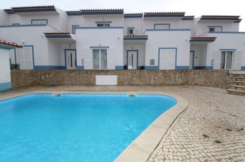 Moradia com Piscina e Vista Mar, a 2 Minutos da Praia da Amoreira