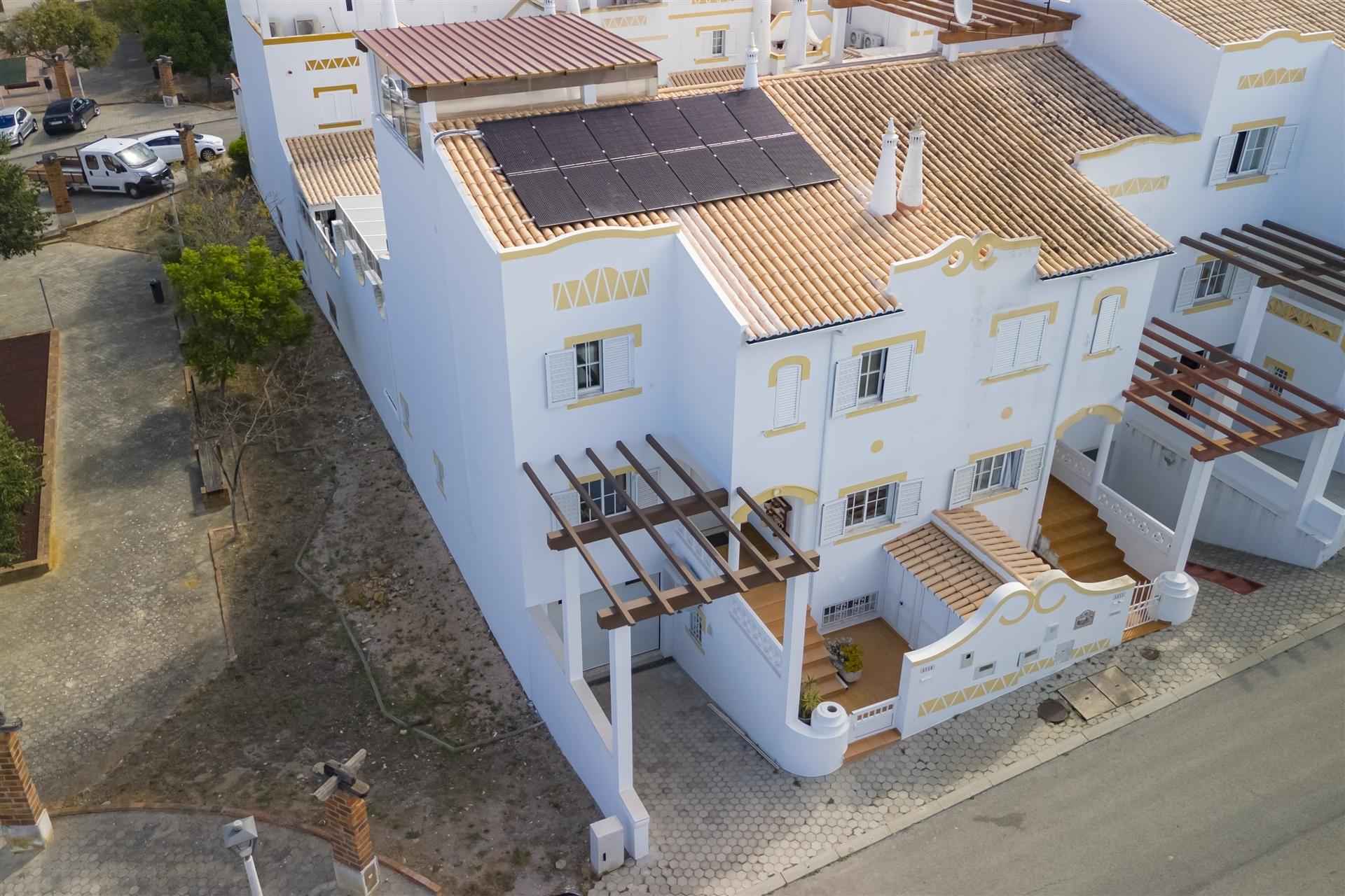 Moradia em Lagos com Piscina Aquecida e Excelente Exposição Solar