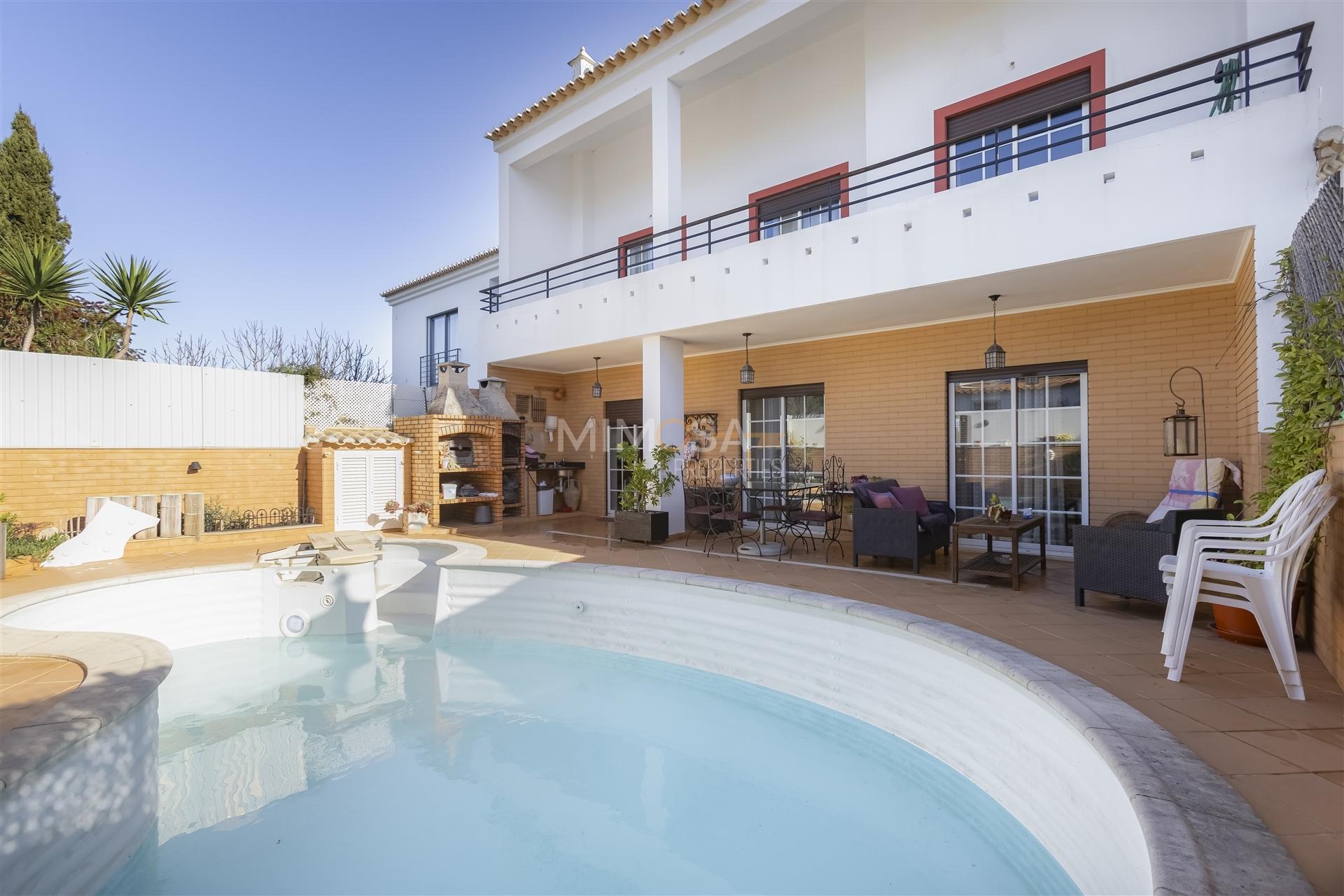 Moradia T3+2 com Piscina e Sótão Amplo a 5 Minutos de Lagos