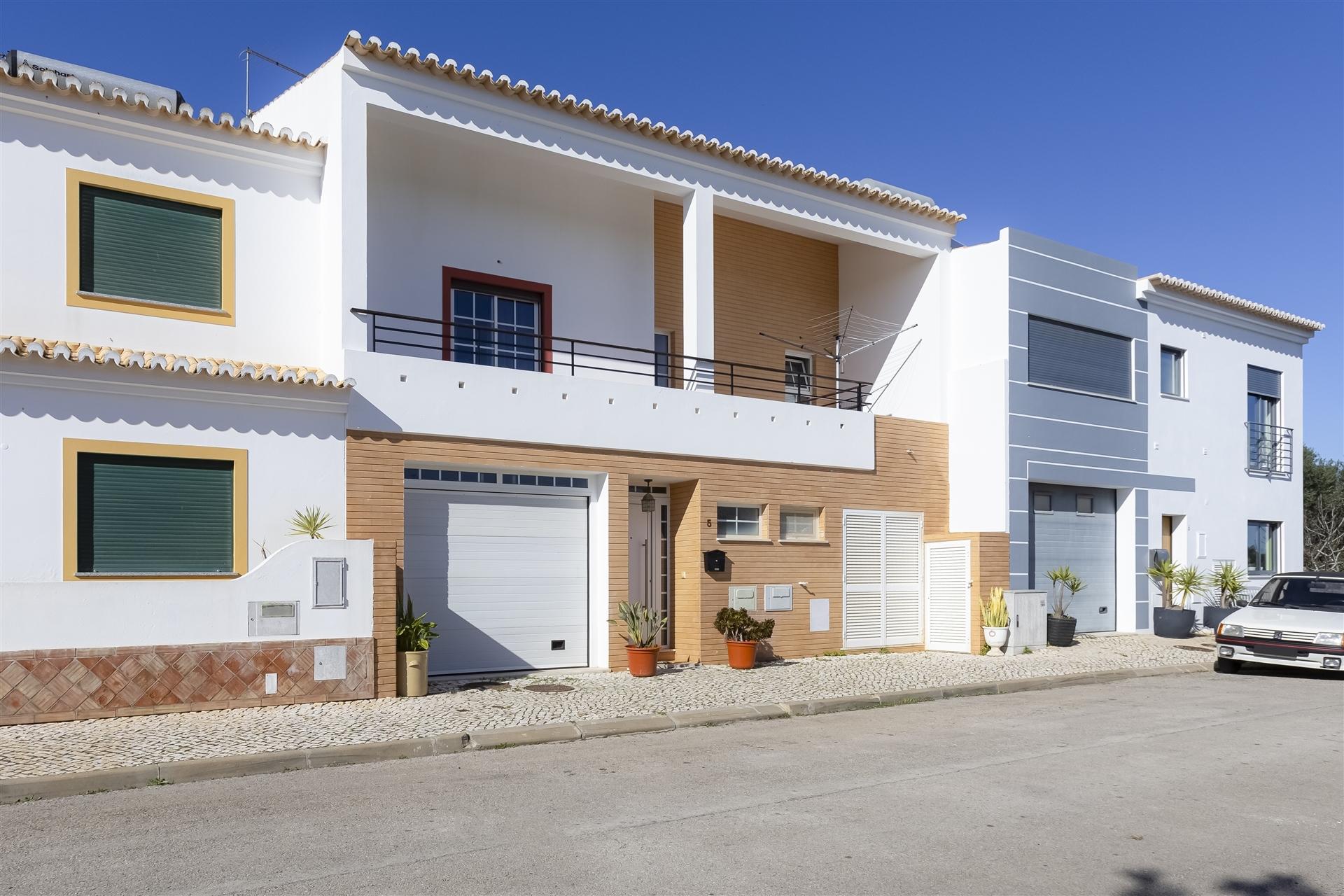 Moradia T3+2 com Piscina e Sótão Amplo a 5 Minutos de Lagos